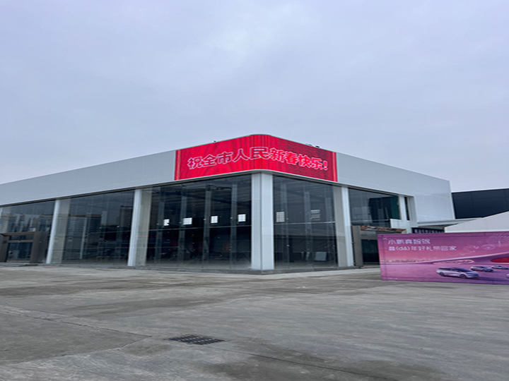 曲面LED屏與直面LED屏：技術(shù)革新與視覺(jué)體驗(yàn)的較量